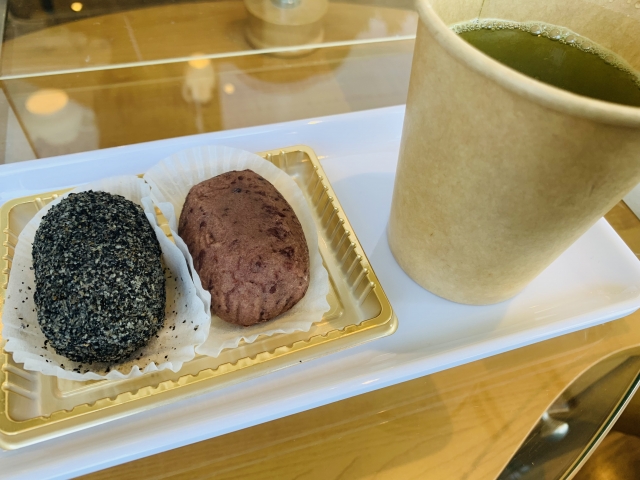 Ohagi served with Japanese tea, showing how visitors can easily enjoy it as an everyday sweet in Japan