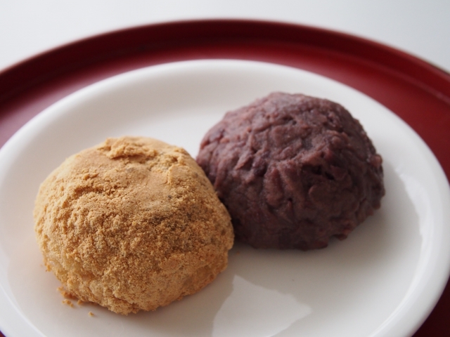 Two classic types of ohagi on a plate: kinako-coated ohagi and anko-covered ohagi