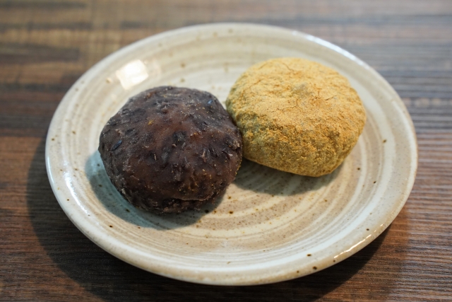 Classic anko and kinako ohagi served on a ceramic plate