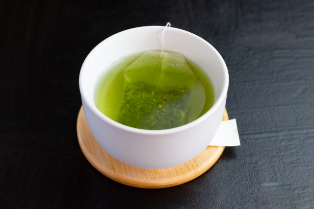 Fukamushi-cha tea bag steeping in a cup of green tea