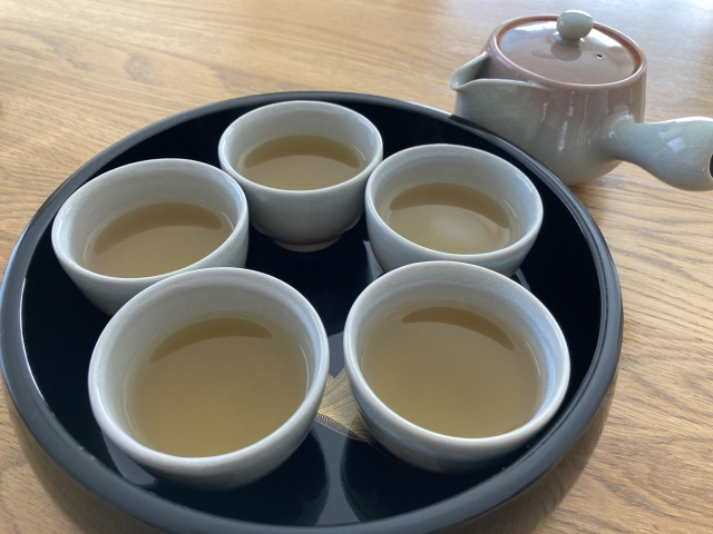 Small Japanese teapot with several teacups, showing that gyokuro can be brewed without specialized houhin teaware.