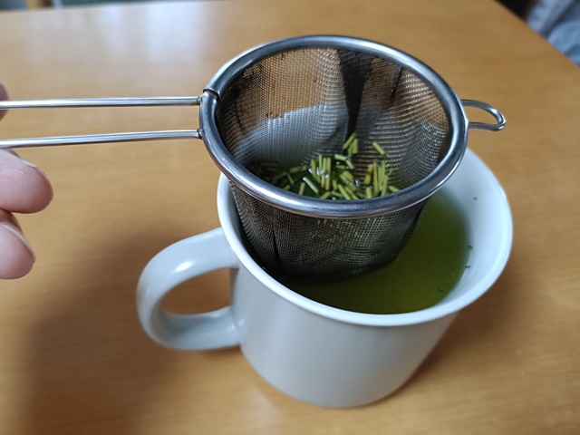 Sencha brewed in a mug using a simple tea strainer instead of a kyusu.