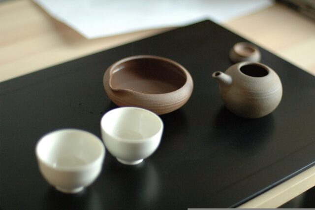 Houhin, yuzamashi, and small teacups arranged for brewing gyokuro with cooled water.