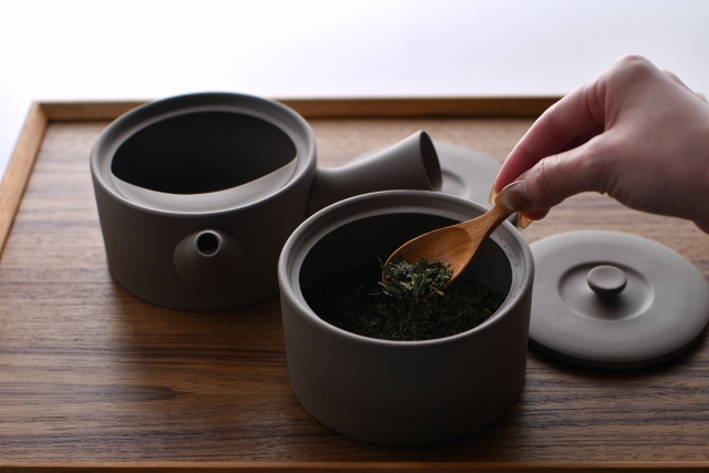 Preparing sencha with a kyusu teapot and loose tea leaves, showing everyday Japanese green tea brewing