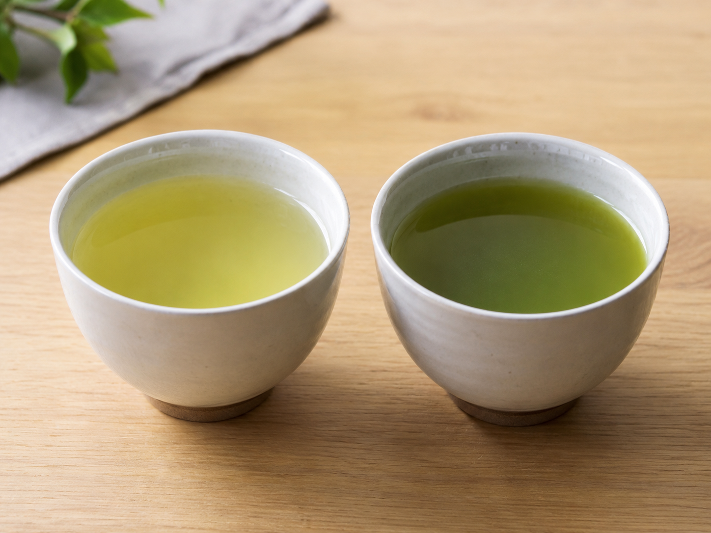 Regular sencha and fukamushi-cha served side by side, showing their different color and appearance