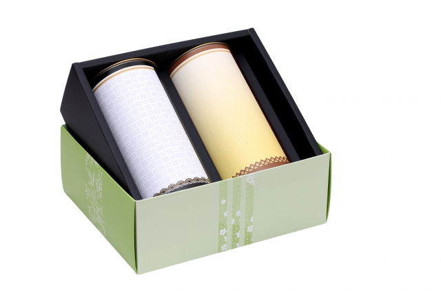 Premium Japanese tea gift set with two decorative tea canisters, representing how gyokuro is often encountered as a special gift rather than an everyday household tea.