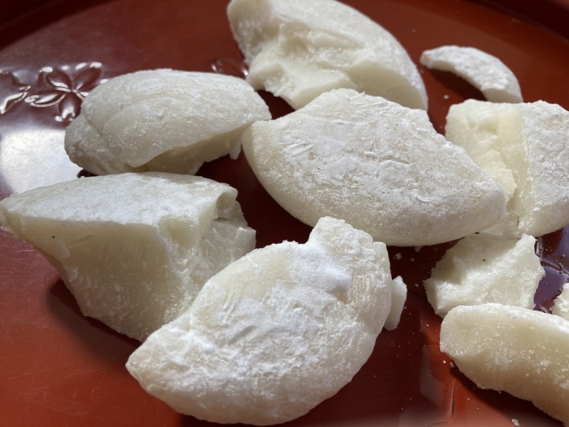 alt="Hardened kagami mochi cracked into pieces for Kagami Biraki, showing why it is ‘opened’ rather than cut"
