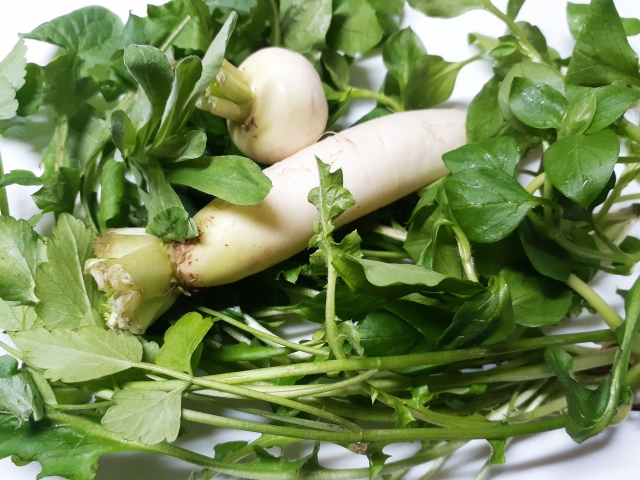A mixed bundle of the seven traditional spring herbs used for nanakusa-gayu, including daikon and turnip.