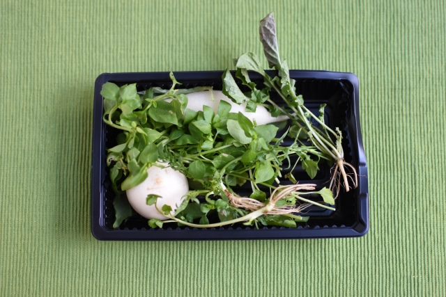 A supermarket pack of the seven spring herbs used for nanakusa-gayu in Japan.