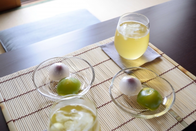Cold Japanese tea and seasonal sweets prepared for guests