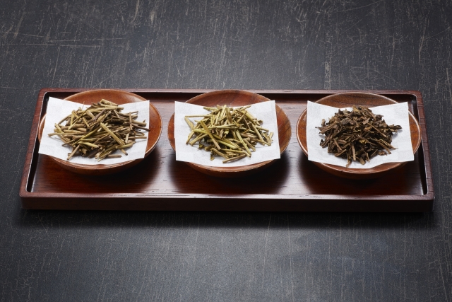 Three varieties of hojicha made from different tea materials