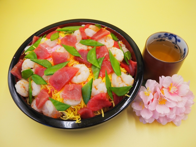Chirashizushi topped with seafood and seasonal ingredients, a colorful dish often eaten on Hinamatsur