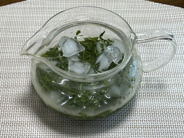 Ice melting slowly over tea leaves in koridashi method