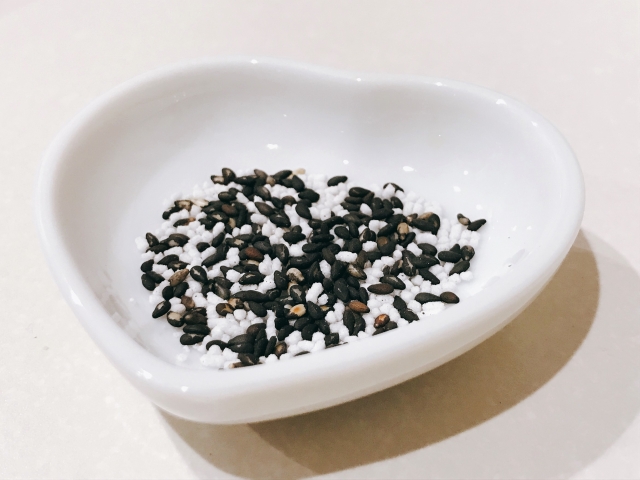 A small dish of gomashio made from black sesame seeds and coarse salt, commonly served with sekihan.