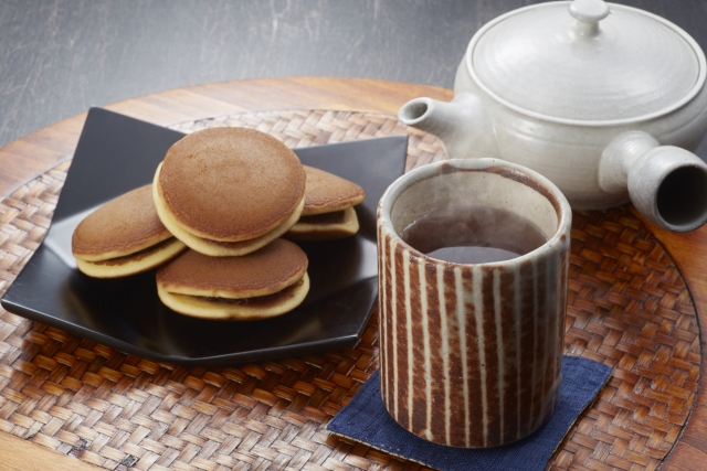 Hojicha served with dorayaki on a wooden tray