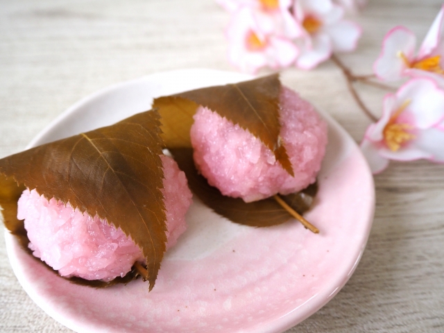 Dōmyōji-style sakura mochi with a gently grainy pink mochi texture