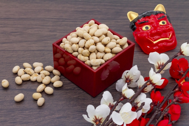 Roasted soybeans and a red oni mask associated with Setsubun, the seasonal event before Hinamatsuri