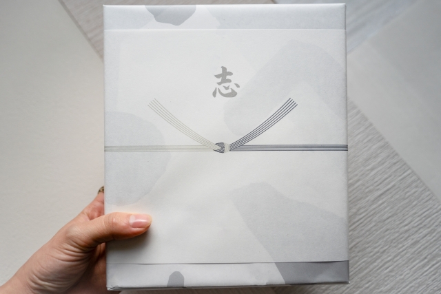 Traditional Japanese koden-gaeshi gift wrapped in mourning-style noshi paper with the character “志”