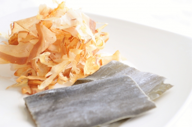 Kombu kelp and katsuobushi flakes, the ingredients that create umami synergy in dashi