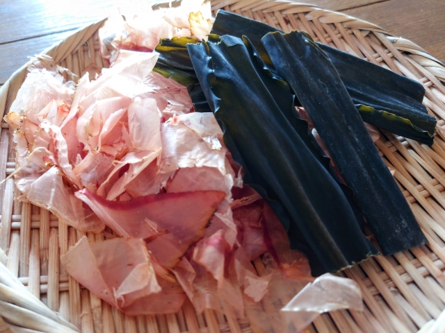 Awase dashi made by combining kombu and katsuobushi