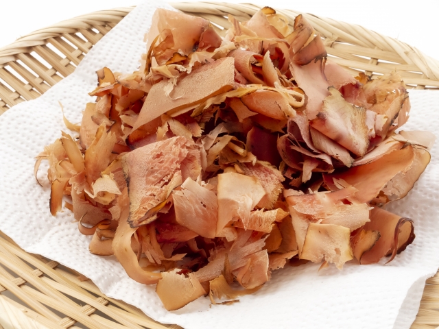 thin katsuobushi flakes used for making dashi or as a topping in Japanese cooking