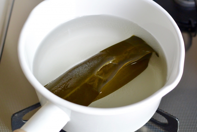 Kombu seaweed soaking in hot water to make kombu dashi