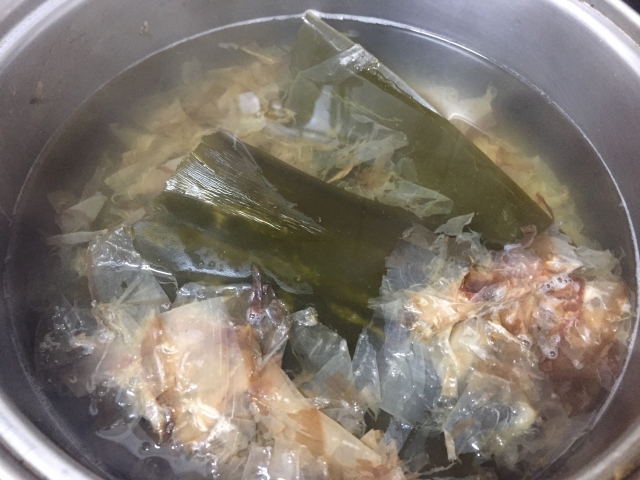 Kombu and katsuobushi simmering in water to make niban dashi