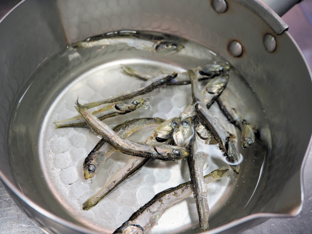 Niboshi soaking in water to prepare niboshi dashi