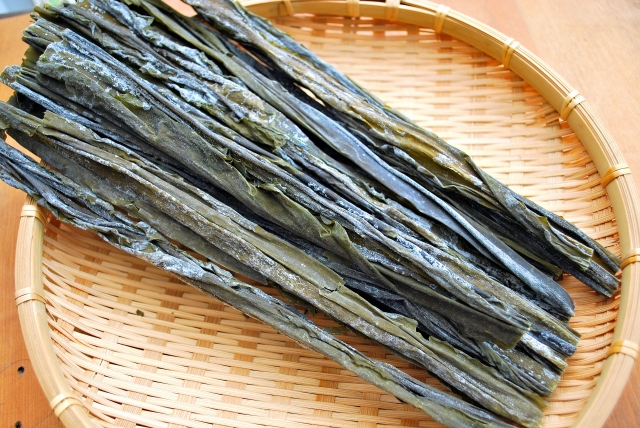 dried kombu kelp on a bamboo tray used for making dashi
