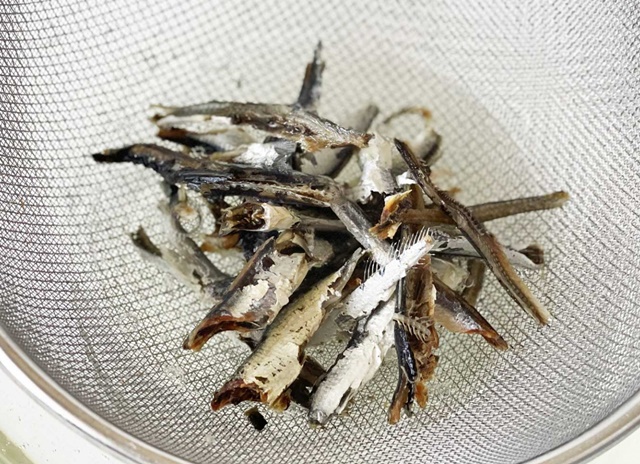 Prepared niboshi with the heads and innards removed to produce a cleaner-tasting Japanese dashi.