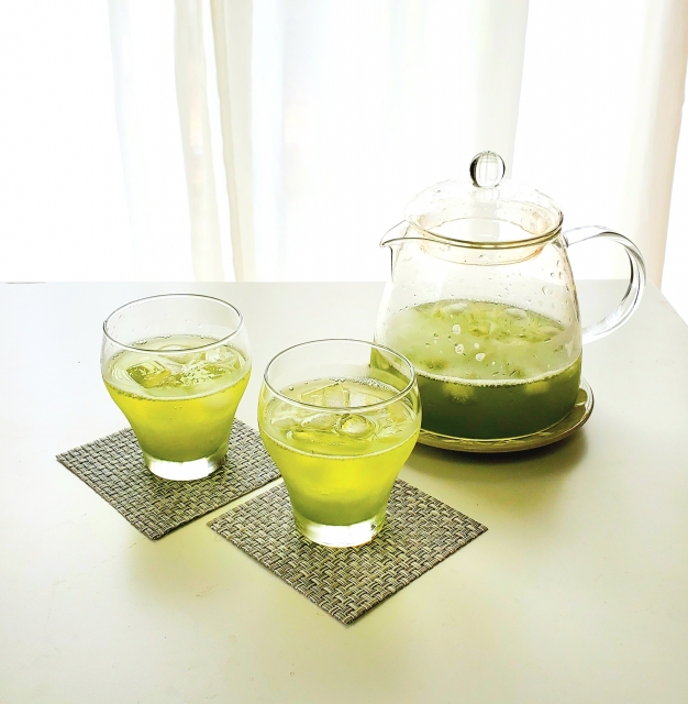 Pitcher and glasses of cold-brewed Japanese green tea prepared as mizudashi