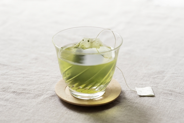 A simple glass of cold green tea made with a tea bag, showing an everyday way to enjoy tea in Japan