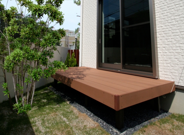 Modern Japanese home with a compact wooden deck, showing how engawa-inspired spaces continue in contemporary housing