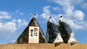 Packaged convenience-store onigiri designed to keep the nori separate from the rice until the package is opened.