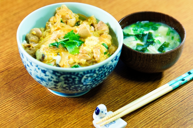 A simple home-style meal of oyakodon and miso soup, illustrating how everyday Japanese meals are often simpler than a full ichiju sansai meal.
