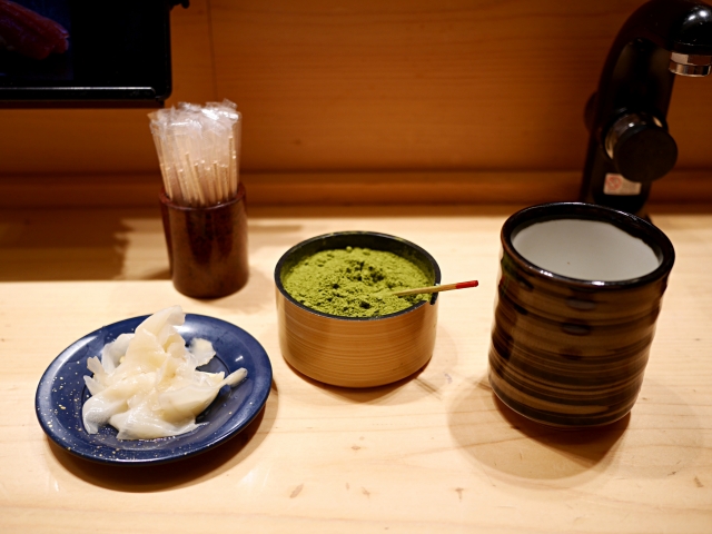 Powdery green tea served at a sushi counter, appearing similar to matcha at first glance.