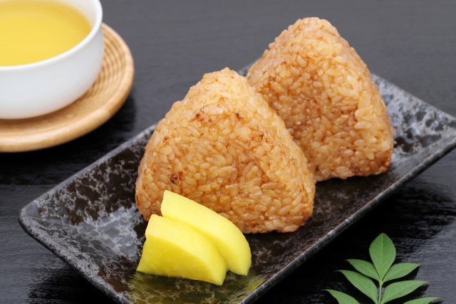 Genmaicha served with grilled rice balls and pickles.