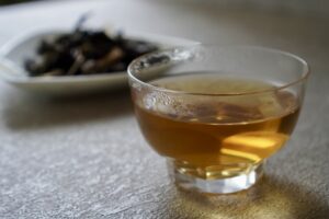 Brewed san-nen bancha with a clear amber-brown infusion