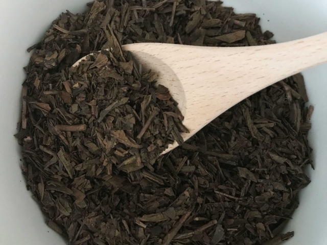 Roasted tea leaves showing the final roasting stage of san-nen bancha