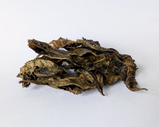 Mature tea leaves and stems used for san-nen bancha