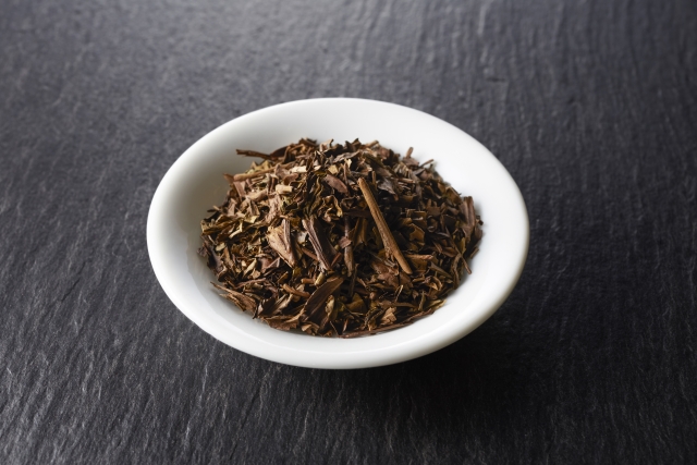 Loose hojicha leaves and stems showing the varied tea materials used for roasting
