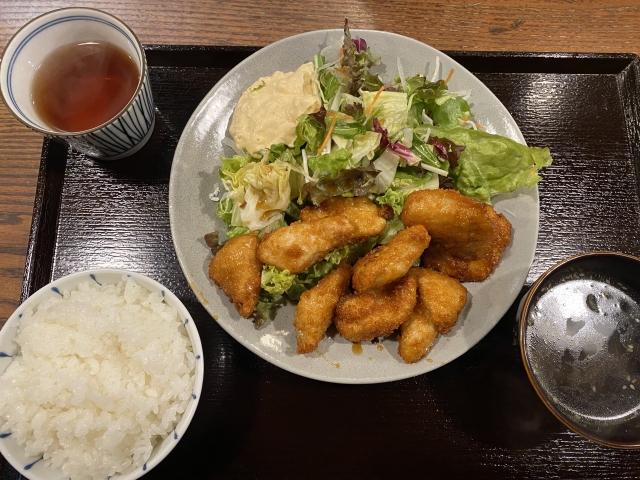Hojicha served alongside a casual Japanese set meal with rice, chicken nanban, salad, and soup