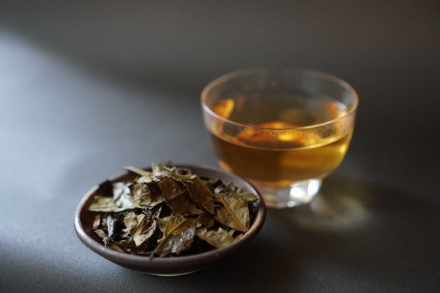Kyobancha made from large mature tea leaves, served with amber-colored roasted tea