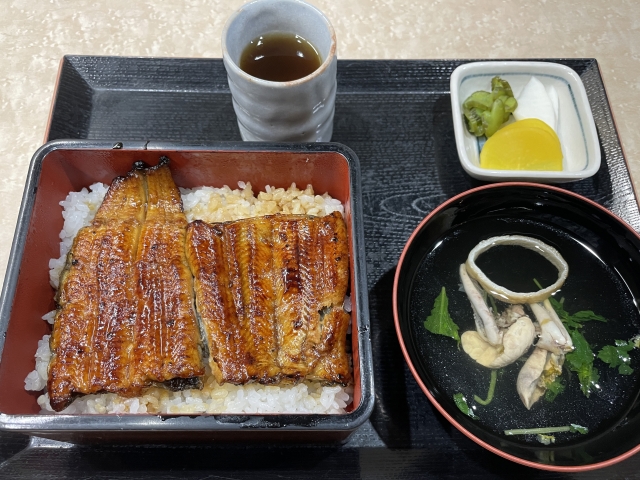 Hojicha served with an everyday Japanese meal of grilled eel over rice, soup, and pickles