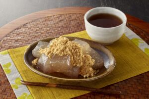 Hojicha served with warabi mochi and kinako as a casual Japanese sweet pairing