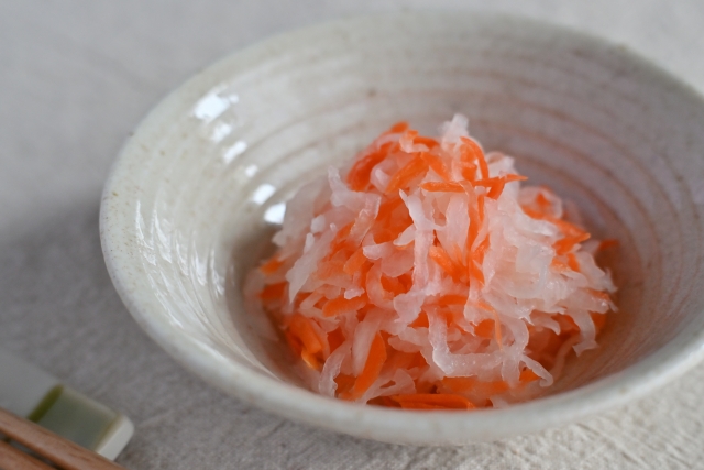 Japanese namasu made with daikon radish and carrot, seasoned with vinegar without heating.